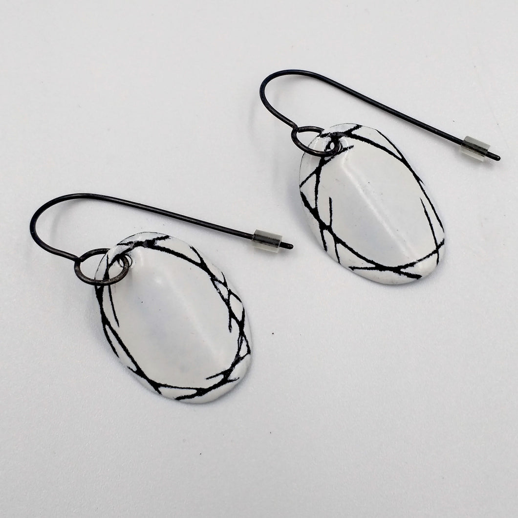 Scribble pattern enamel hook earrings by Mizuki Takahashi